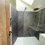 Du Pelerin A Hanzinne - Piscine Partagee