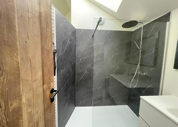 Du Pelerin A Hanzinne - Piscine Partagee